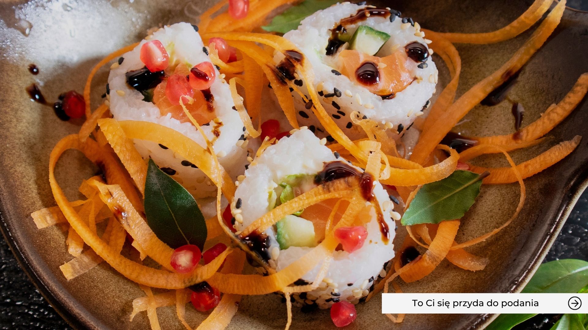 sushi podane z marchewką